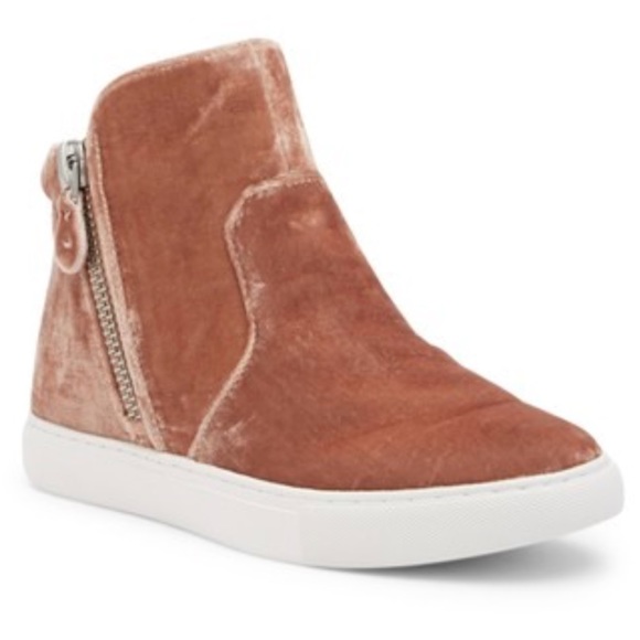 gentle souls Shoes - NWOT gentle souls blush velvet Carole sneakers